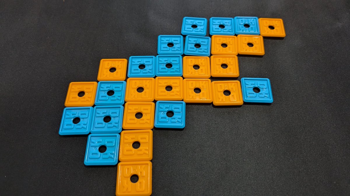 kengo's tweet photo. 息子とOKプレイを、プレイ。
2回とも息子の勝ち。使い切る前に負けた。
#okplay
#五目並べ
#ボードゲーム
#boardgame
#イギリス
#小さいボードゲーム
#okプレイ https://t.co/lIm9cE4DAI