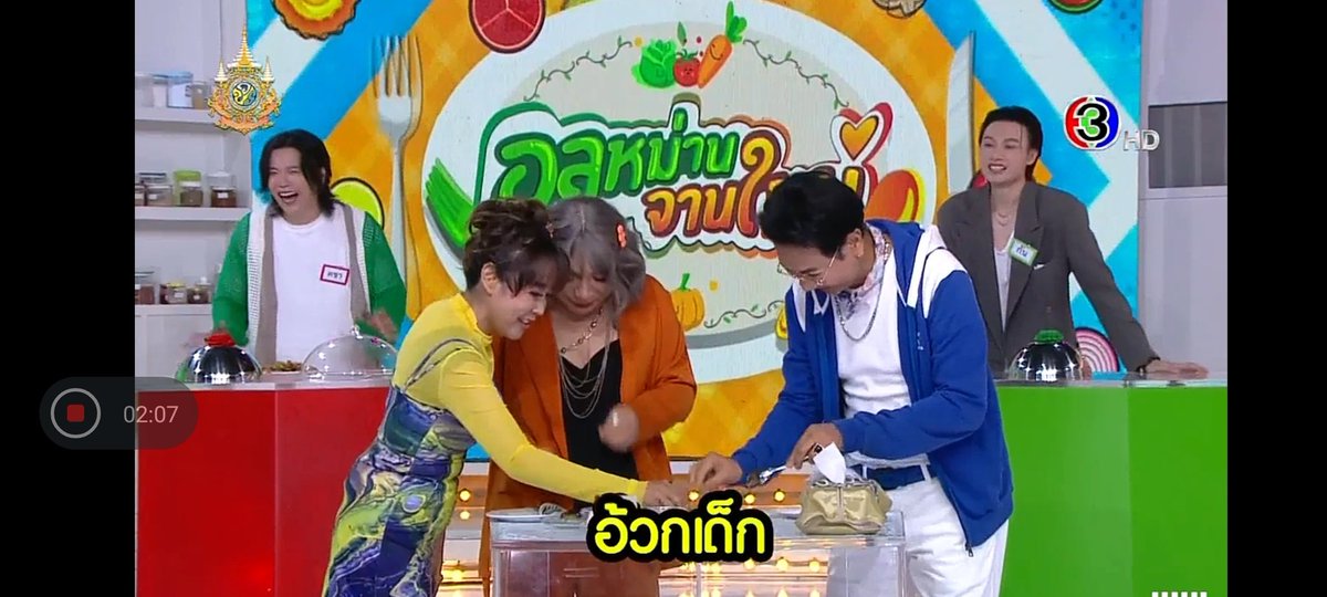 thip_boonnada's tweet photo. เมนูน้องกันสปาเก็ตตี้ คริสปี้ แอนโชวี่ ถ้าฟังมาผิดขออภัย🤣🤣🤣🤣(สังเกตุหน้าพี่คชาด้านหลัง) เมนูน้องกันกรรมการผิดคาดที่เหมือนจะกินไม่ได้แต่กันได้มีความเข้ากันเฉย ระหว่างปลาทูกับสปาเก็ตตี้หมูปั่น #kachanontanun #gunnapatn #อลหม่านจานใหม่ #กันชา https://t.co/ebQvBt5r6y