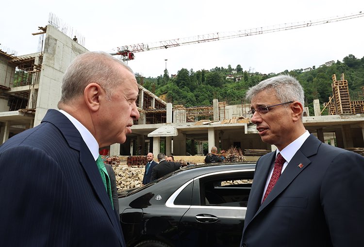 mimar_rizaucan's tweet photo. Sayın Cumhurbaşkanımız ve Sayın Sağlık Bakanımız ile beraberindeki heyet, Rize Güneysu’da yapımı devam eden 102 yataklı Genel Hastane ve Ruh Sağlığı Hastane Projesi şantiyemizi ziyaret ederek incelemelerde bulundular. https://t.co/h3ynFBF51s