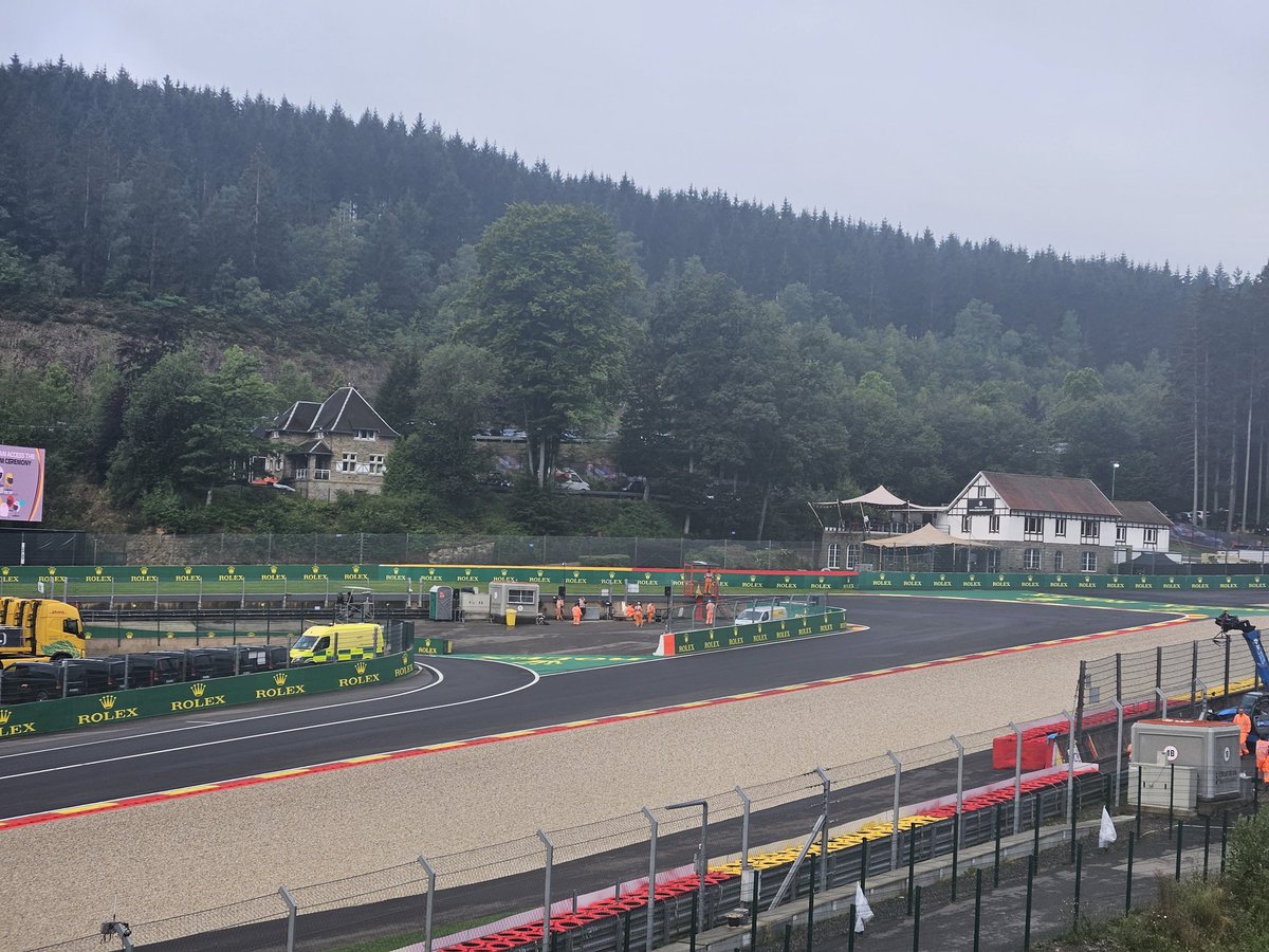 BenDeBruyne's tweet photo. Amazing weelchair platform with a great view on the most spectacular racing corners in the world! #BelgianGP #SpaFrancorchamps #Raidillon #EauRouge #LaSource #accessibility @F1 @circuitspa https://t.co/cOQ98nsO6V