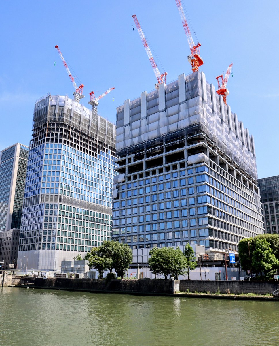 順調に成長している淀屋橋ツインタワー。東地区（写真左）が間もなく最高部に到達、西地区（写真右）の高層部の駆体が、かなり高くなってきました！個人的には西地区の立体感のある外観デザインが好みです。