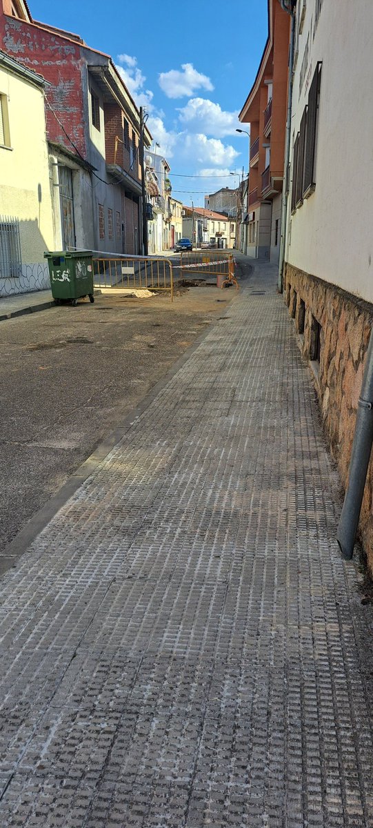 BotiBot52638840's tweet photo. Una verguenza lo de la Empresa del Agua en vitigudino,10 dias lleva cortada esta calle por una averia .
No creo sea muy normal ,siendo una calle muy muy transitada por los coches.Mas seriedad a la Empresa del Agua señores https://t.co/Rhy2TUutIP