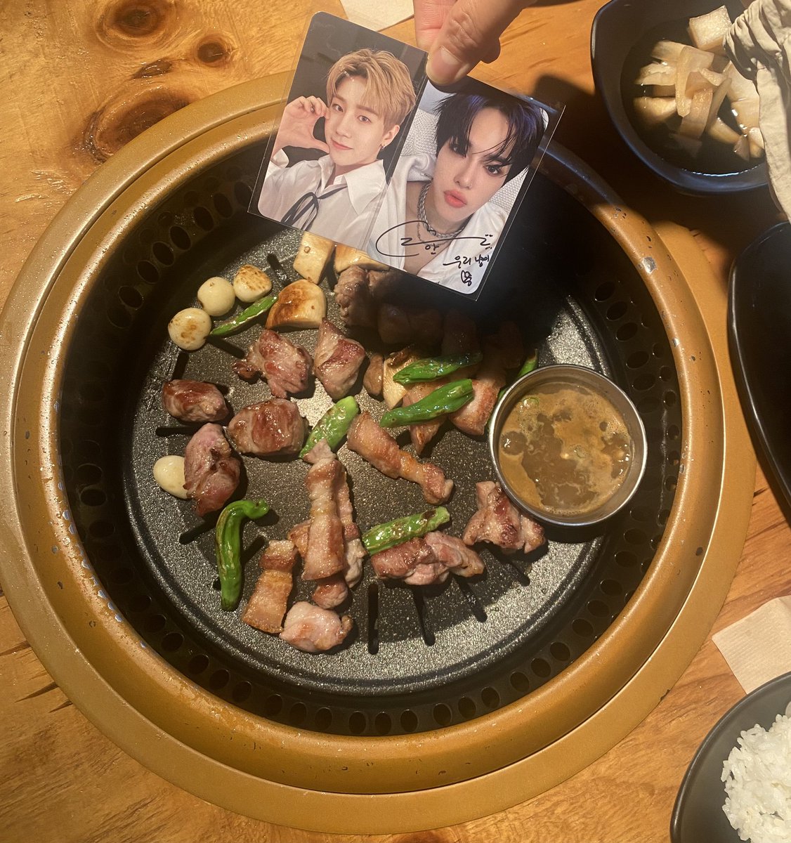 b_jooan's tweet photo. 광탈자들의 모임 😅
성혁아 고기 맛있더라 https://t.co/8Hltoc4dZd