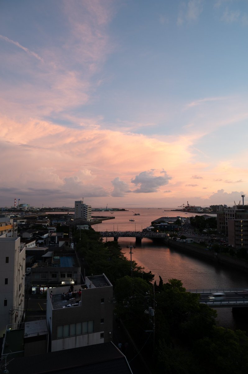 lilya_s's tweet photo. 昨夜の宇部市花火大会の写真をシェアします✨

友人のご自宅で鑑賞させていただきました。
メンバーのなかに写真を趣味にしている紳士がおられまして、美しい写真をたくさんいただきました（嬉）。

ご馳走もお酒もゆんたくも何もかもが楽しかった✨
幸せだなあ。

#宇部市 #花火 #花火大会 https://t.co/5L7XkUZlEk