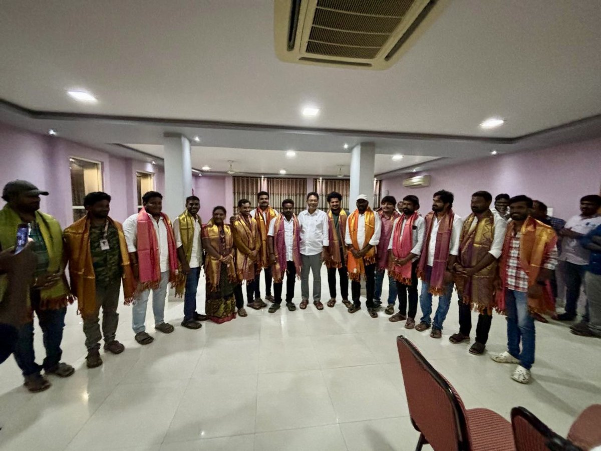 DevaVaraPrasaad's tweet image. రాజోలు నియోజకవర్గంలో 200 పైగా సభ్యత్వాలు నమోదు చేసిన క్రియాశీలక సభ్యులను శాలువతో సన్మానించిన అనంతరం రాజోలు నియోజకవర్గంలో 10000+ సభ్యత్వాలు నమోదు అయిన సందర్భంగా కేక్ కట్ చేసి శుభాకాంక్షలు తెలియచేసిన శాసనసభ్యులు శ్రీ దేవ వరప్రసాద్ గారు

#JSPMembershipDrive #JSPActiveMembership