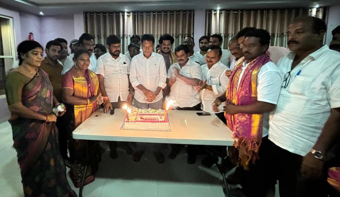 DevaVaraPrasaad's tweet image. రాజోలు నియోజకవర్గంలో 200 పైగా సభ్యత్వాలు నమోదు చేసిన క్రియాశీలక సభ్యులను శాలువతో సన్మానించిన అనంతరం రాజోలు నియోజకవర్గంలో 10000+ సభ్యత్వాలు నమోదు అయిన సందర్భంగా కేక్ కట్ చేసి శుభాకాంక్షలు తెలియచేసిన శాసనసభ్యులు శ్రీ దేవ వరప్రసాద్ గారు

#JSPMembershipDrive #JSPActiveMembership