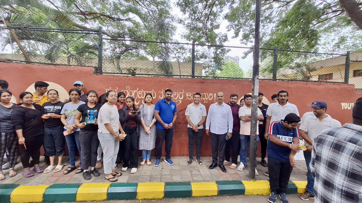 PCMohanMP's tweet photo. Had a wonderful time meeting the Youth for Parivarthan team on Link Road, Seshadripura, Gandhinagar. Compliments to Shri Amit and his team for tackling garbage black spots, beautifying streets, and driving welfare initiatives to keep Namma Bengaluru clean over the past few years. https://t.co/PkRVmJMBso