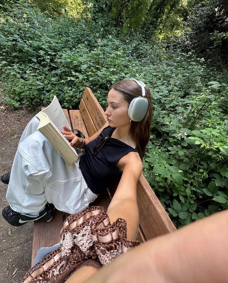 scarlettwants's tweet photo. reading my favourite books outdoors https://t.co/MP4f5Piy6B