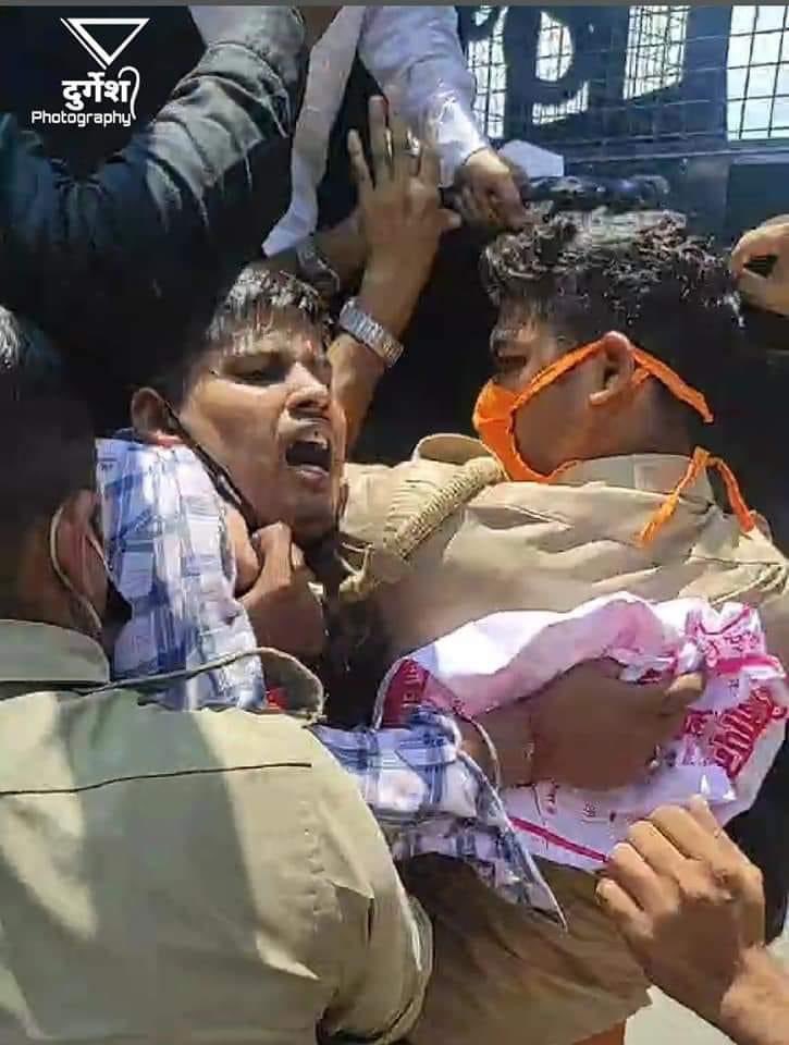 कैसे भूल जाऊँ वो दिन जब नई शिक्षक भर्ती माँगी थी और यूपी सरकार ने गला दबवाकर आवाज़ दबाने का कार्य किया था..!

आवाज़ दबेंगीं नही, बल्कि मेरे साथ हज़ारों आवाज़ उठेगी ।

<a href="/yadavakhilesh/">Akhilesh Yadav</a> <a href="/LaljiVermaSP/">Lalji Verma</a> 
<a href="/RahulGandhi/">Rahul Gandhi</a> <a href="/Aamitabh2/">Amitabh Agnihotri</a> 
<a href="/Gauraw2297/">Gaurav Shyama Pandey</a> <a href="/BhimArmyChief/">Chandra Shekhar Aazad</a> 
 #UP_WANT_TEACHER_VACANCY