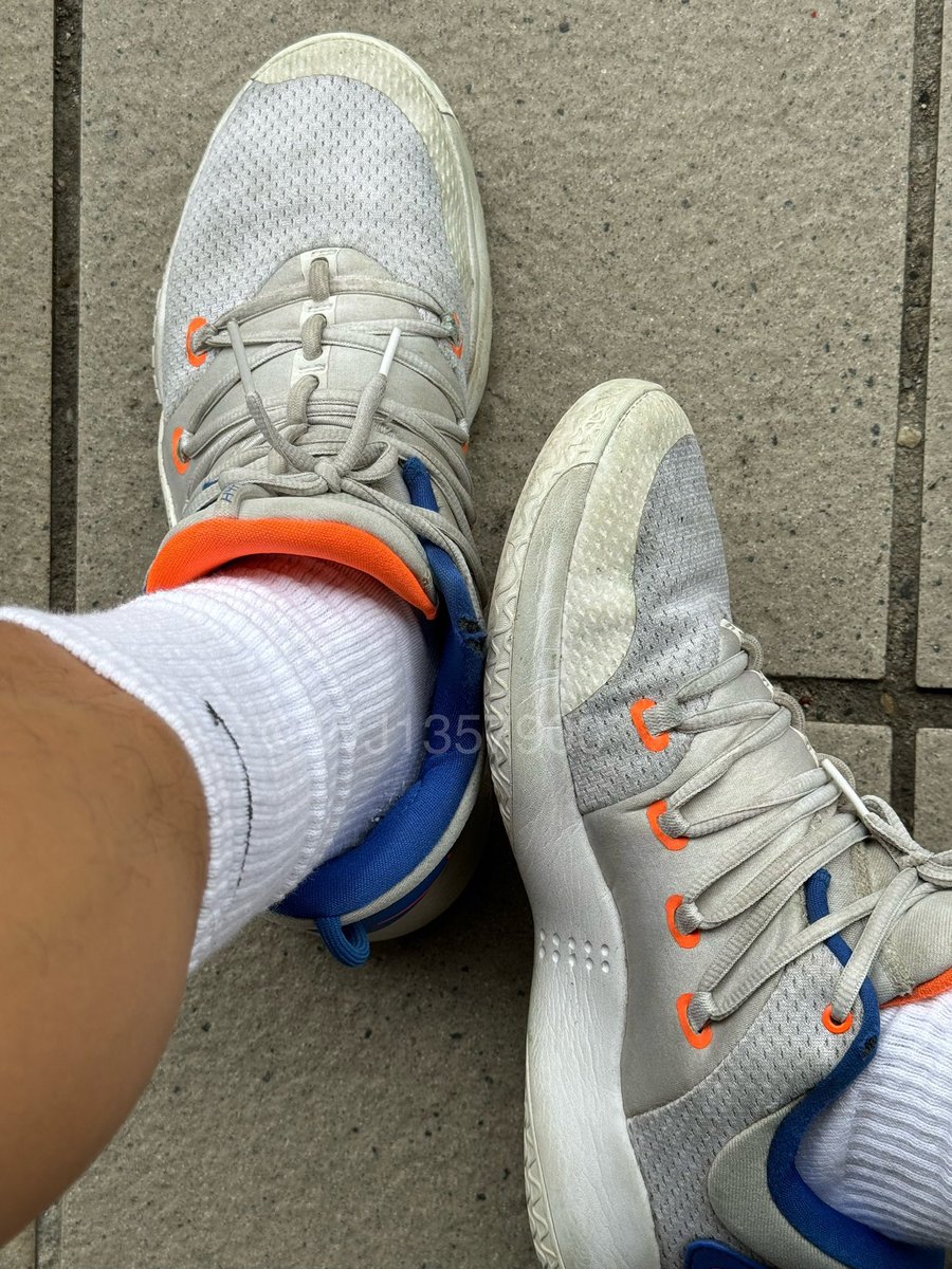 球鞋你喜歡有實著痕跡還是乾乾淨淨的😳
喔不 
這款長襪似乎又略長點 
拉上來整個會被小腿撐開
只好假裝是自然滑落感 
哈哈哈