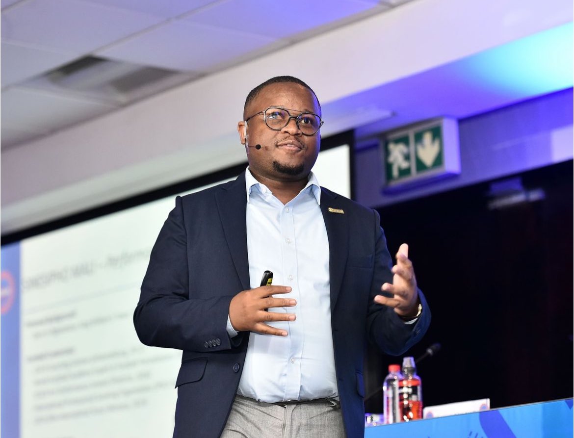SMSportsCons's tweet image. Our Director, @SinesiphoMali was amongst the speakers at the COSAFA Technical Study Group Symposium hosted in May. Presenting on Performance Analysis to Coaches, CEO’s and Managers of all 14 COSAFA Region member associations. 

#InspireBeyond #PerformanceAnalyst