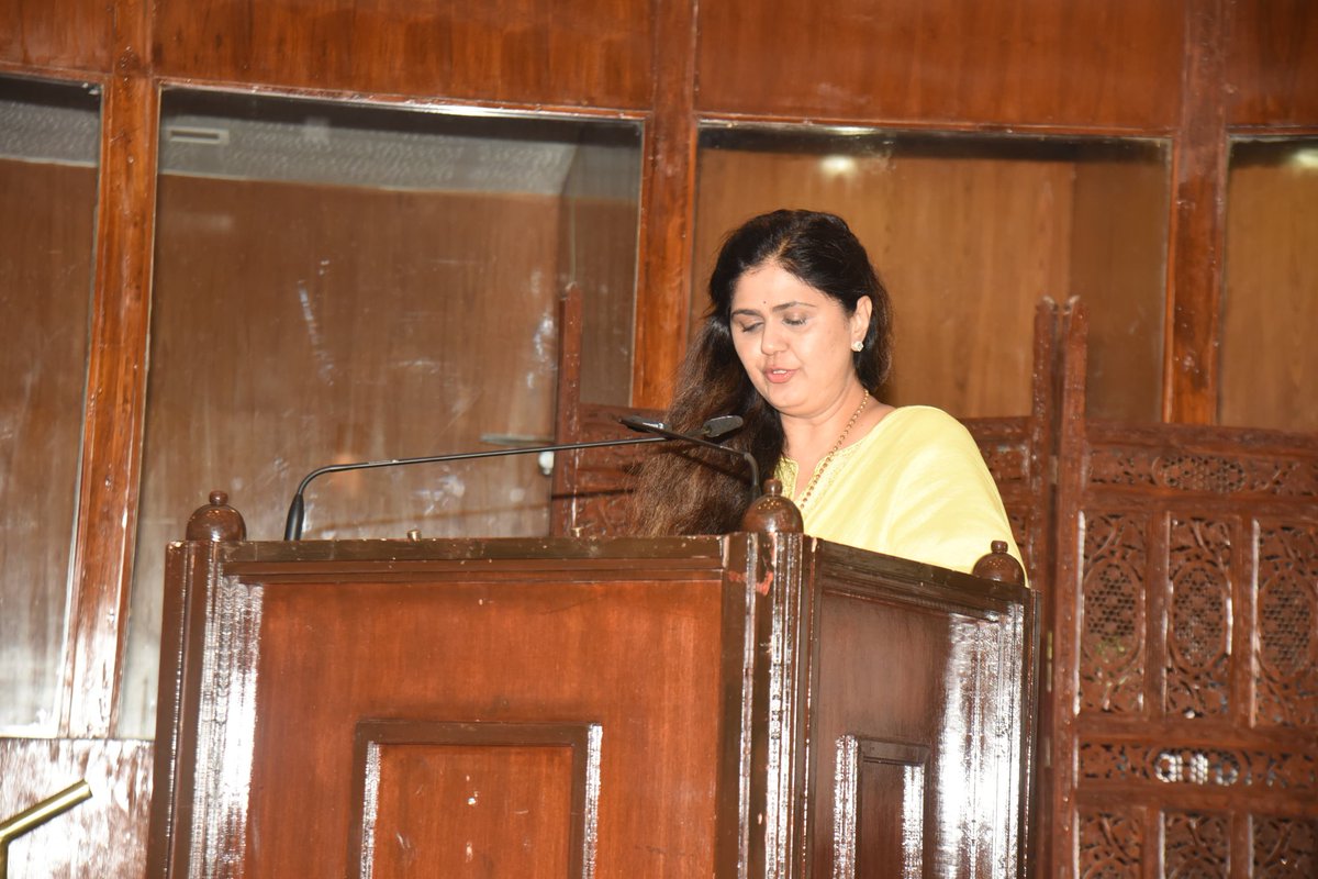 Pankajamunde's tweet photo. महाराष्ट्र विधानपरिषदेची सदस्य म्हणून आज विधानभवन येथे उपसभापती मा. नीलमताई गोऱ्हे यांच्या उपस्थितीत शपथ घेतली. माझ्यासमवेत अन्य नवनिर्वाचित सदस्यांनी देखील शपथ घेतली. सर्वांचे अभिनंदन आणि मनःपूर्वक शुभेच्छा..!
@BJP4Maharashtra @BJP4Maharashtra @CMOMaharashtra @MahaDGIPR https://t.co/ydKUMVegTz
