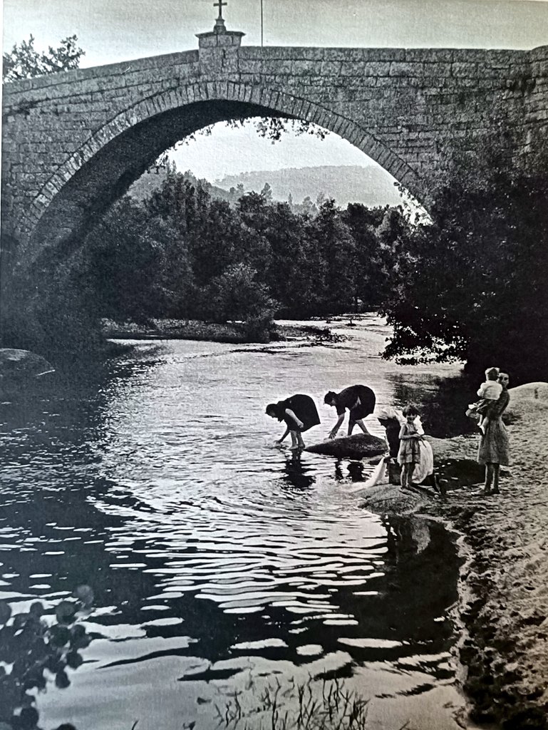 Mulleres lavando no río Avia, baixo a ponte de San Clodio en Leiro.
📷 Ramón Dimas, 1956.
"Quen tivera amores lonxe,
regueiriños que pasar,
faga unha ponte de pedra,
que de pau pode crebar".
🖊️ Popular.