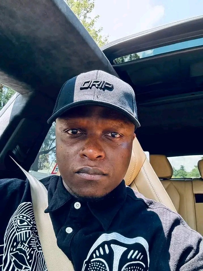 MDNnewss's tweet photo. Drip Footwear CEO Lekau Sehoana used his childhood shack as a pop-up store but last night it was broken into. 

He had expected this and left books for the intruders. https://t.co/hDNSMBPAl1