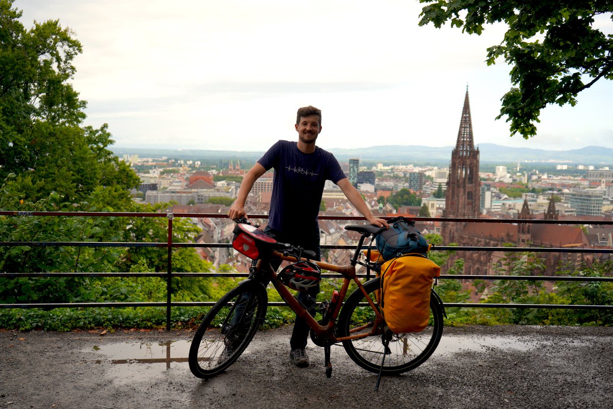 Liebe Leute, ich bin soeben auf meine bislang längste Fahrradreise und größtes Abenteuer aufgebrochen. Ich werde in den nächsten Monaten von Freiburg, über die Alpen, durch den Balkan, die Türkei und den Kaukasus bis ans Kaspische Meer nach Baku fahren, um dort 100 Tage und über