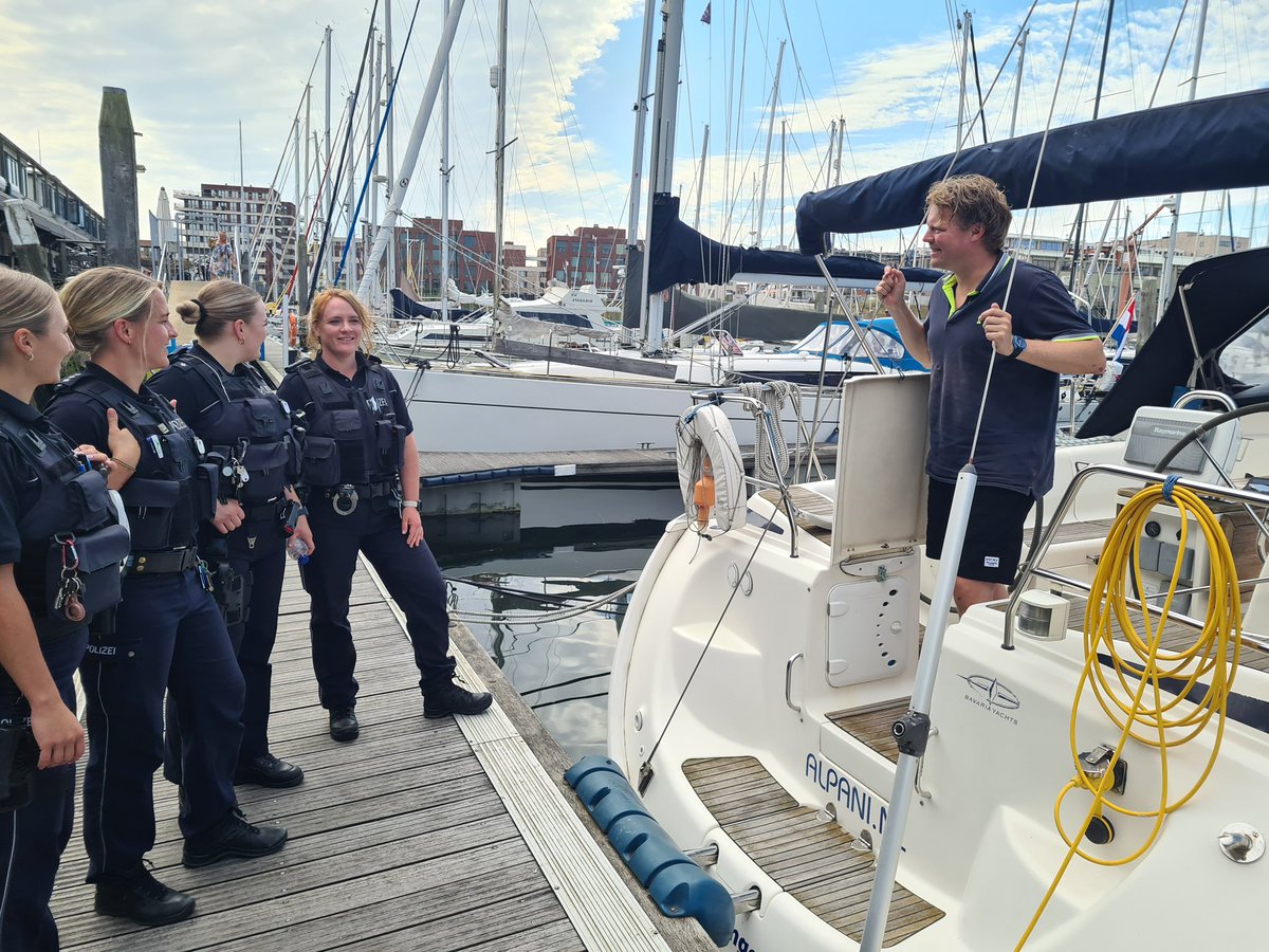 Ook dit jaar komen de collega’s uit Düsseldorf <a href="/polizei_nrw_d/">Polizei NRW D</a> ons versterken. Tenslotte zijn er veel Duitse toeristen in #Scheveningen. Gisteren zijn we ook in de haven geweest om o.a. met Duitse schippers te praten over nautische smokkel. Mocht u iets verdachts zien ☎️ 112.