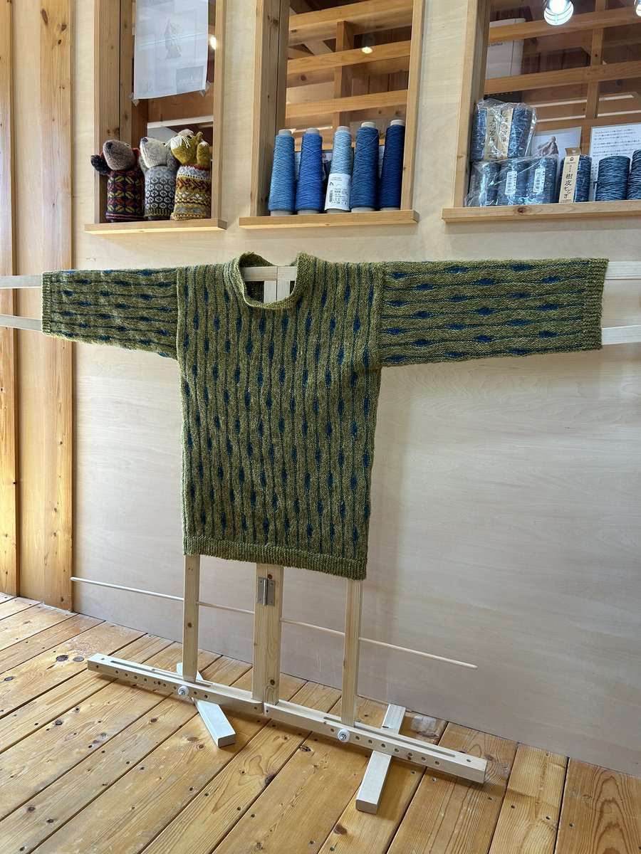 presse_shop's tweet photo. 北村さんお手製(！)のセータージャンパーボードに編み上がったセーターをお試しにかけていただきました。セーターのパターンはMari TobitaさんのRainchain sweaterです。 https://t.co/v9XJ2qXaLJ