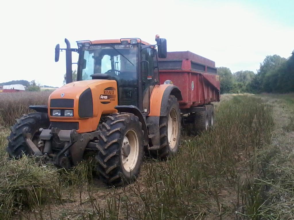 C'est la remise en route aujourd'hui pour une arrivée des poussins mardi. Le bâtiment doit être à 30 degrés, le temps extérieur aidera beaucoup pour utiliser moins de gaz 🐔
Cette après midi,  début de la moisson de colza, petit souvenir de ce bel ares 616