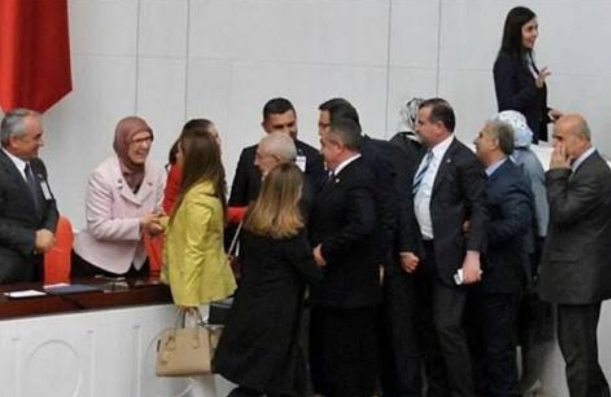 45 çocuğun tecavüze uğradığı sansar vakfı'nı AKladıktan sonra, 'bir kereden bir şey olmaz' diyen dönemin aile bakanını tebrik kuyruğuna giren bu vicdansızlar, çocukları düşündükleri için sokak köpeklerini öldüreceklermiş!..

#VicdanınSesiAnkarada

#TamKadroMeclisteHayırDe