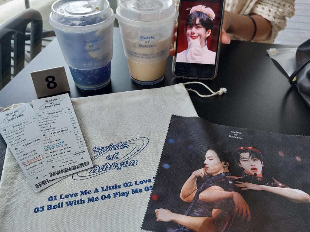 정말 즉흥적으로 돈도 안들고 와서 럭드도 한번씩했는데 그래도 잘생긴 남성들을 보니 햄복했어요
#Swirls_of_Halcyon 
#평온한소용돌이안의_셔누형원