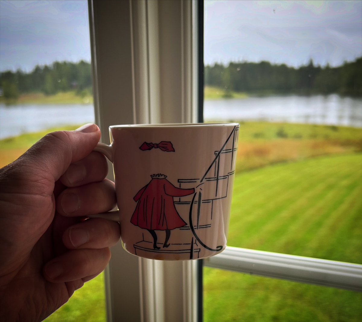 pmsaari's tweet photo. When the day starts cloudy but it doesn’t really matter. Could be worse. #GoodMorning!#ExpressYourselfWithAMoominMug #moominmug #muminmugg #muumimuki #moominarabia #coffeewithmilk #morningcoffee #MorningCoffeeWithAView https://t.co/7raucD07UR