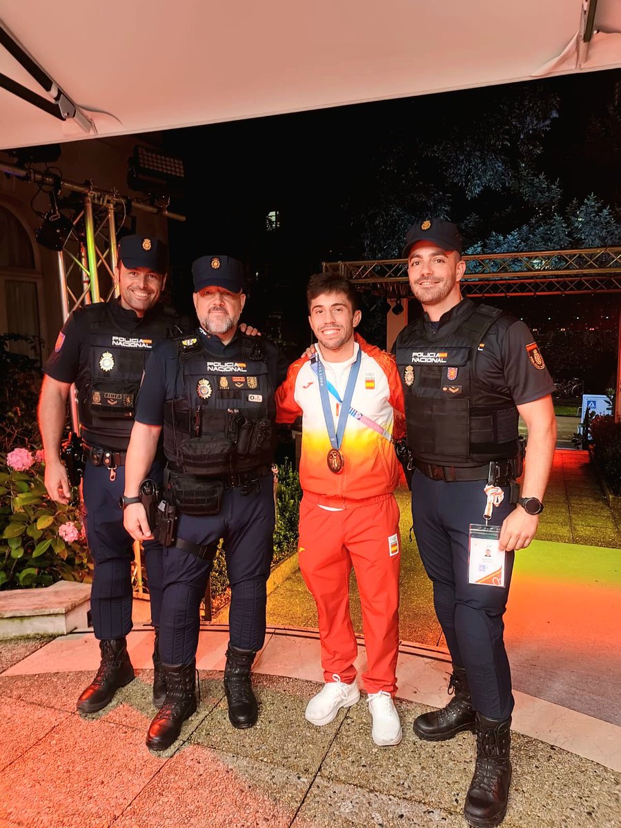 Esa medalla de #bronce en #judo es resultado del esfuerzo y sacrificio 

Gracias <a href="/FranGarrigos1/">FranGarrigos60</a> por celebrarlo con nosotros en #Paris2024

#ElCorazónDeEspaña💙🇪🇸
#TuPolicíaEnParís