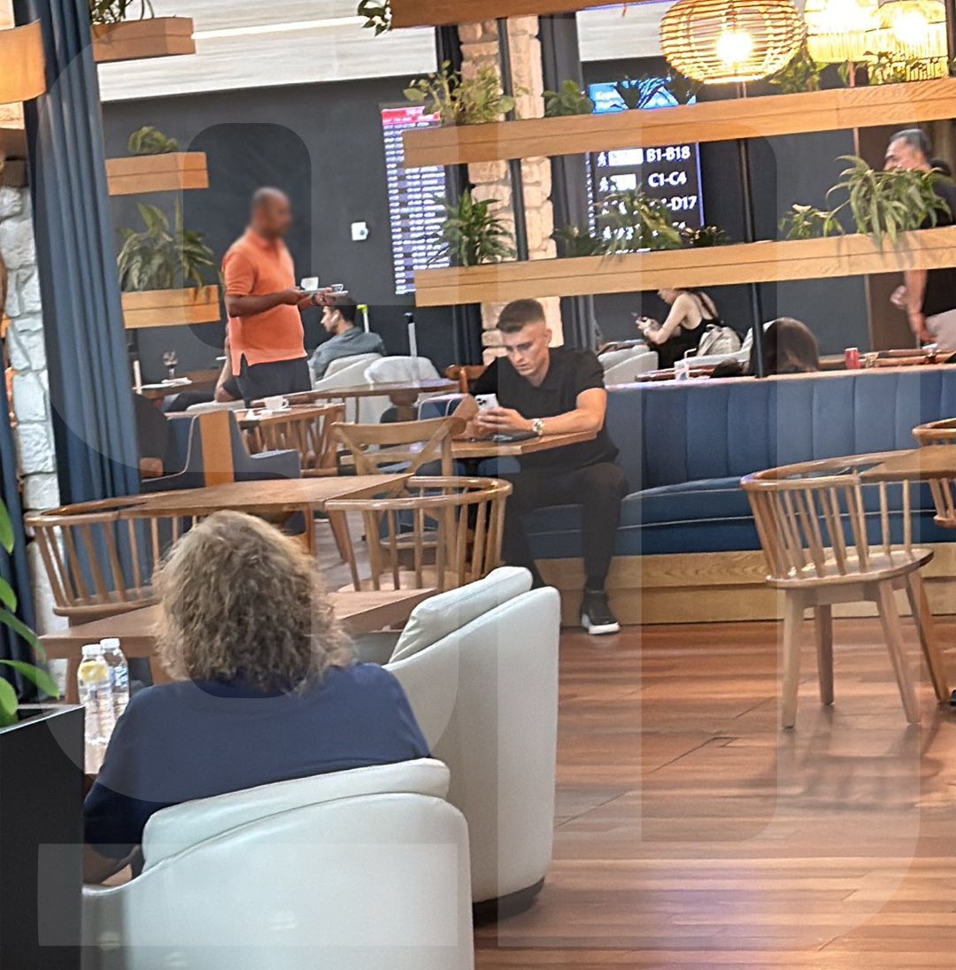 ÖZEL FOTO | FK Orenburg'a kiralanan Kazımcan Karataş resmi imza için Rusya'ya gidiyor. Yarın sağlık kontrolünden geçecek ve 1 yıllık kiralık sözleşmeye imzasını atacak. Anlaşmada zorunlu veya şartlı satın alma opsiyonu bulunmuyor.