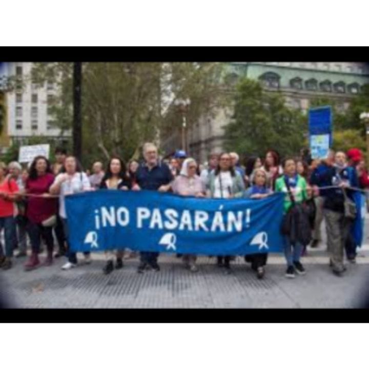 El gobierno de Javier Milei ordenó la intervención de la Universidad Madres de Plaza de Mayo desplazando a la actual rectora Cristina Caamaño (electa por la Asamblea Soberana de la Universidad en marzo) y en su lugar designó sin ningún respaldo a Eduardo Luis Maurizzio.