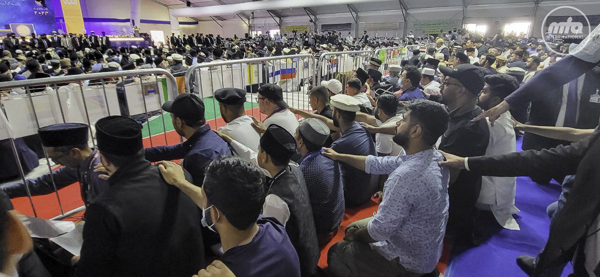 JalsaConnect's tweet photo. All ages, races, nationalities renewing their pledge of allegiance to Islam and Ahmadiyyat!

#JalsaConnect https://t.co/OMVJ5U3EPa