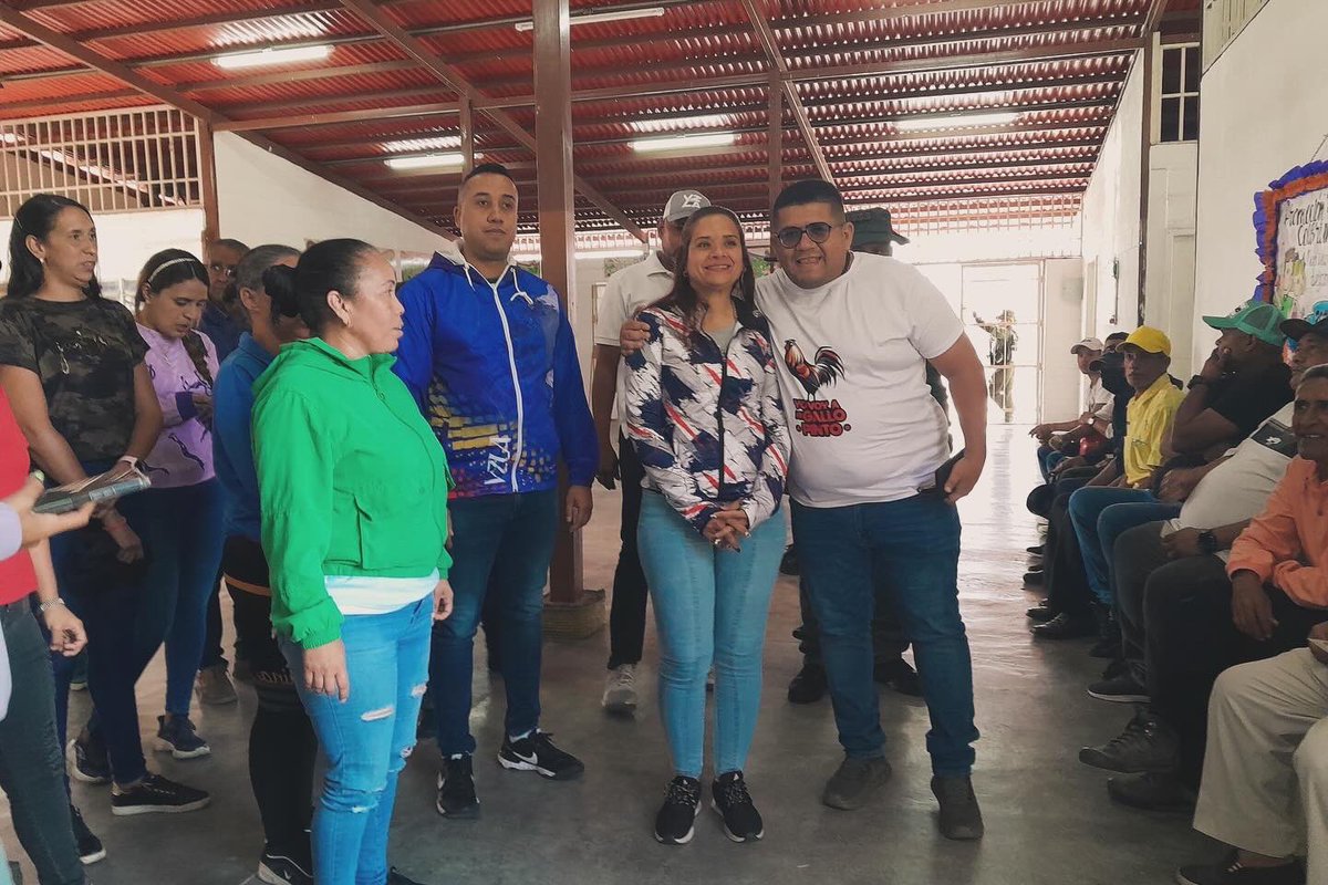 🔴#AlMomento || 🗳️🇻🇪El alcalde del municipio José Félix Ribas <a href="/juancarlospsuv/">Juan Carlos Sanchez</a> , junto a la primera combatiente del municipio Ing. @odilencrespo y el Dip. @jg_colmenares , ejercen su derecho al voto en el Preescolar La mora Colibrí II. 

#VotaPorLaPaz