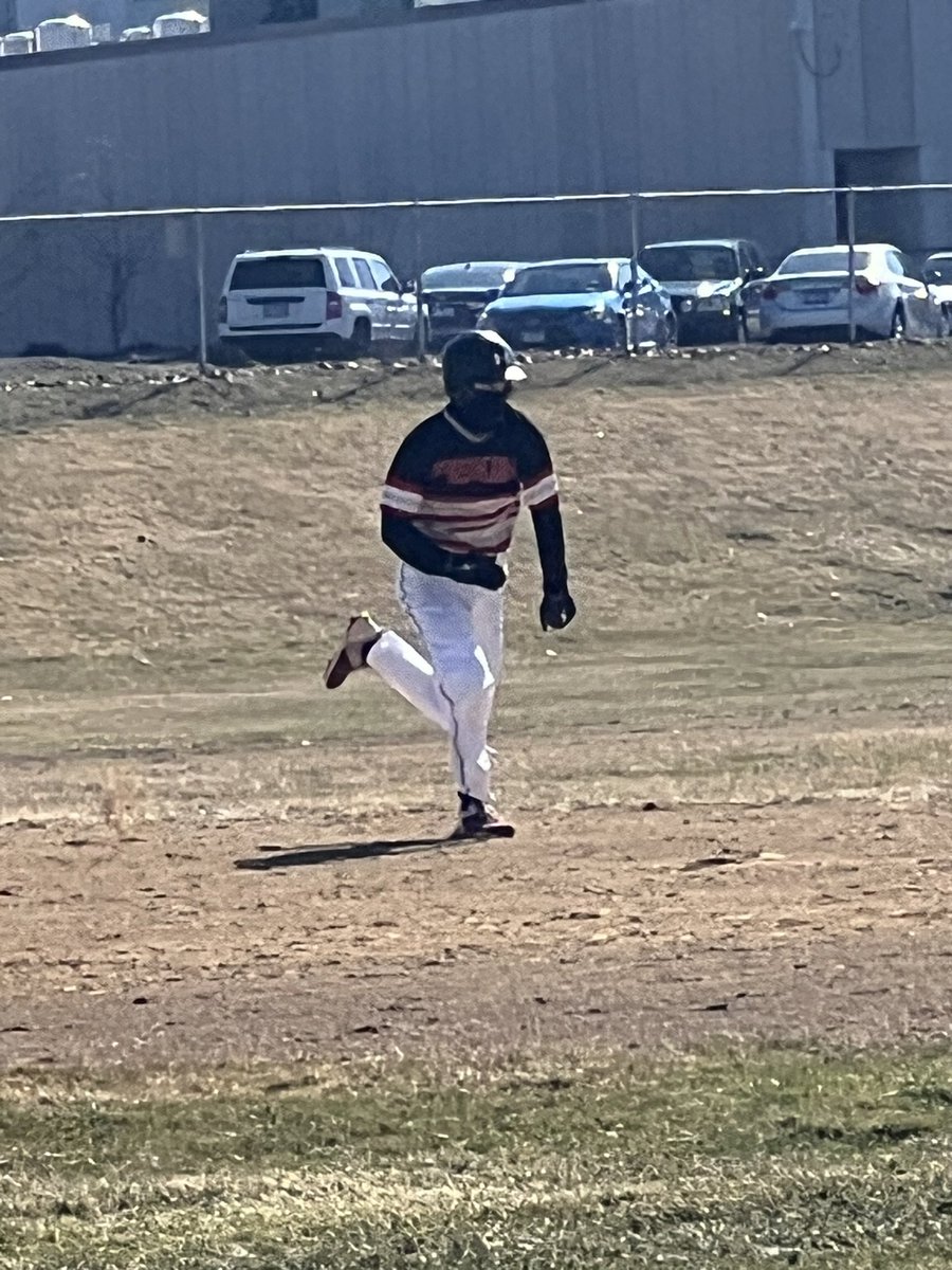 KadenSiltmanCF's tweet photo. stealing 2nd and 3rd after i singled up the middle https://t.co/XkQAulezm5
