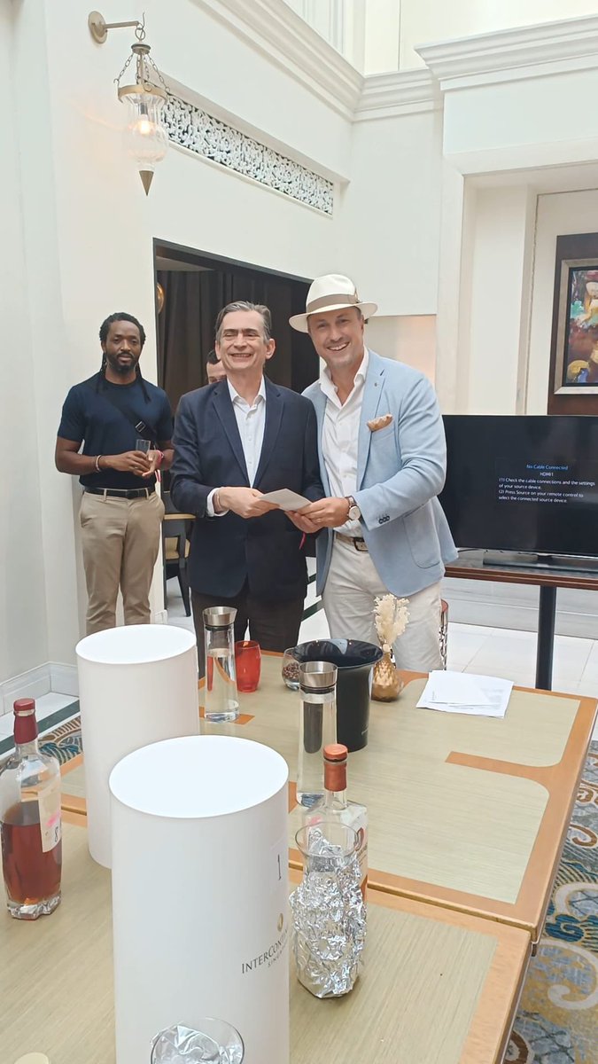 EmbaMexSing's tweet photo. Bajo la invitación de @InterConHotels Embajadores de 9 países participamos en el reto #recognize_your_rum, el ron añejo orgánico Oaxaqueño de #CasaElemental triunfó, y por sus características únicas fue inconfundible en el #blindtasting, éxito rotundo para el producto mexicano https://t.co/ESBn5gCQzG