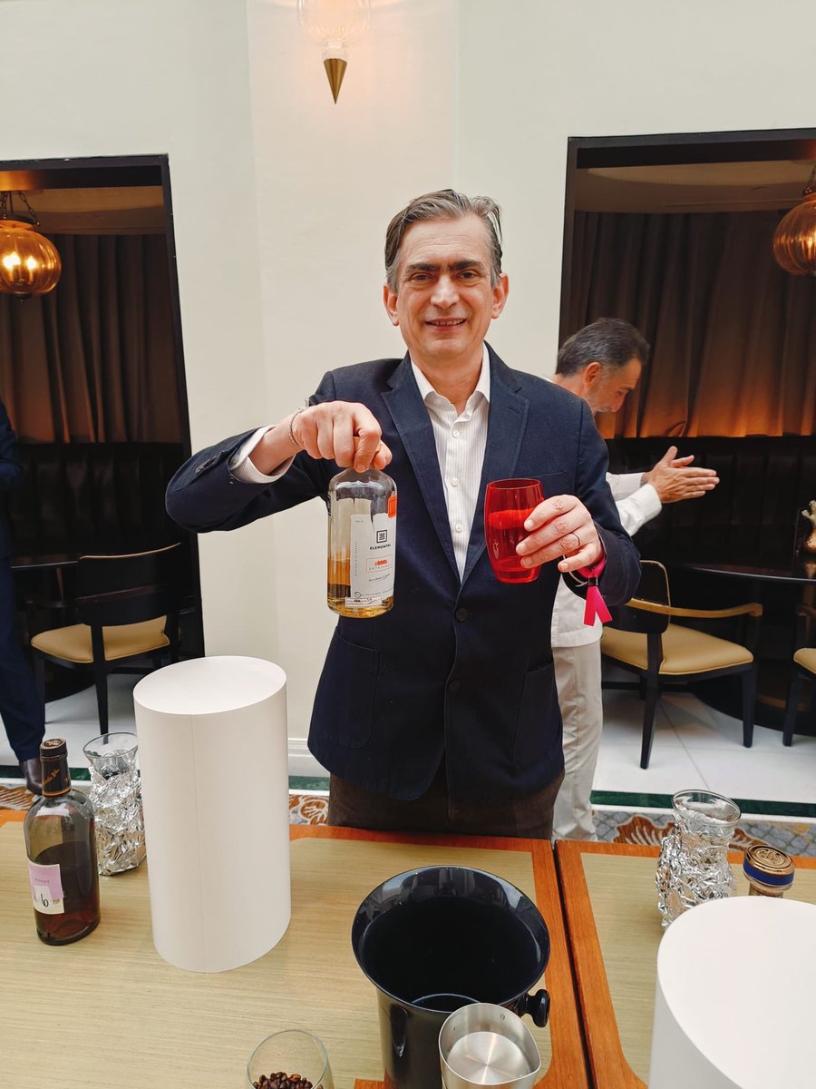EmbaMexSing's tweet photo. Bajo la invitación de @InterConHotels Embajadores de 9 países participamos en el reto #recognize_your_rum, el ron añejo orgánico Oaxaqueño de #CasaElemental triunfó, y por sus características únicas fue inconfundible en el #blindtasting, éxito rotundo para el producto mexicano https://t.co/ESBn5gCQzG