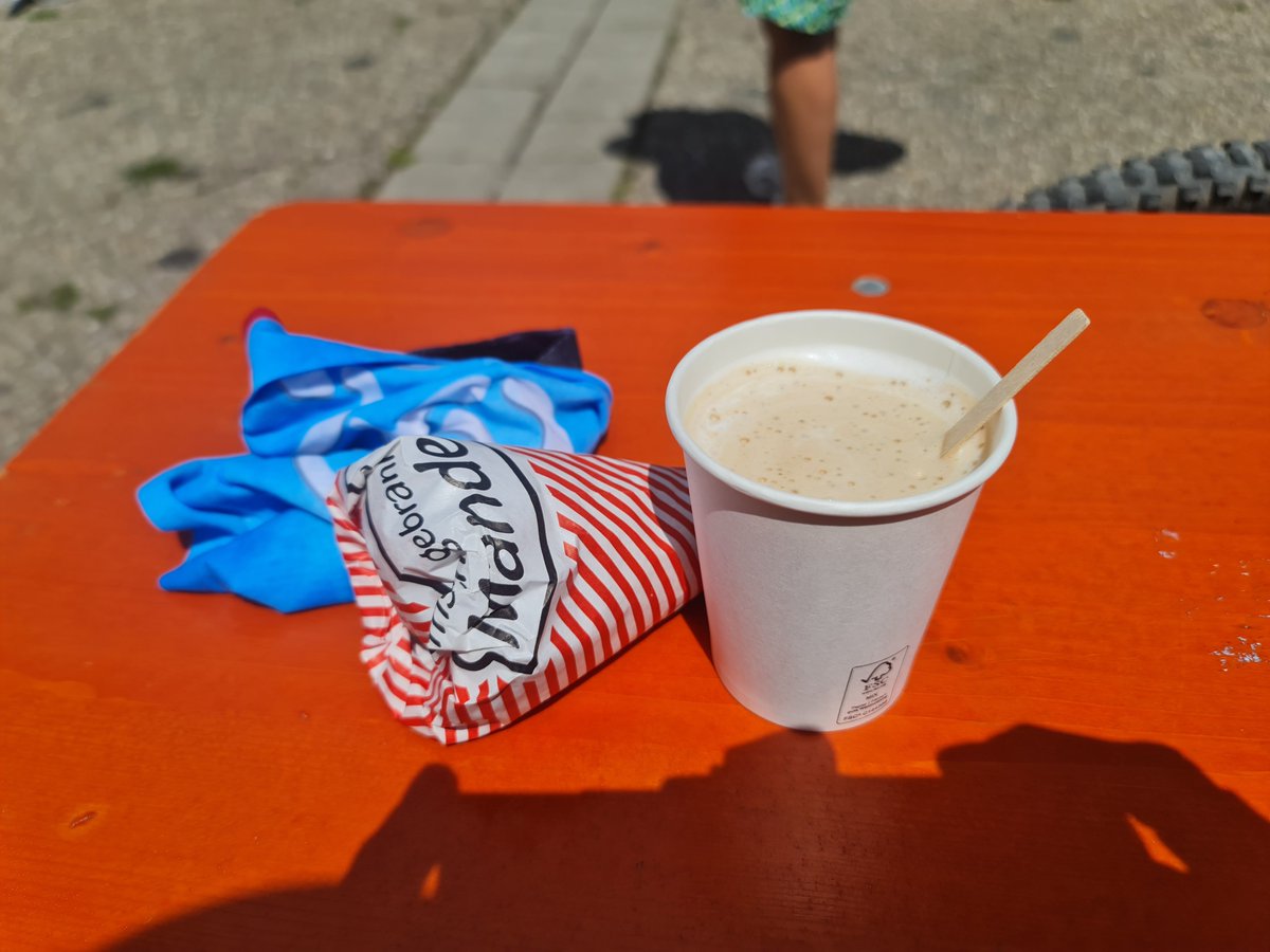 KarlKognition's tweet photo. Cappuccino und geröstete Mandeln am Zielort! https://t.co/77f5eSaH0m