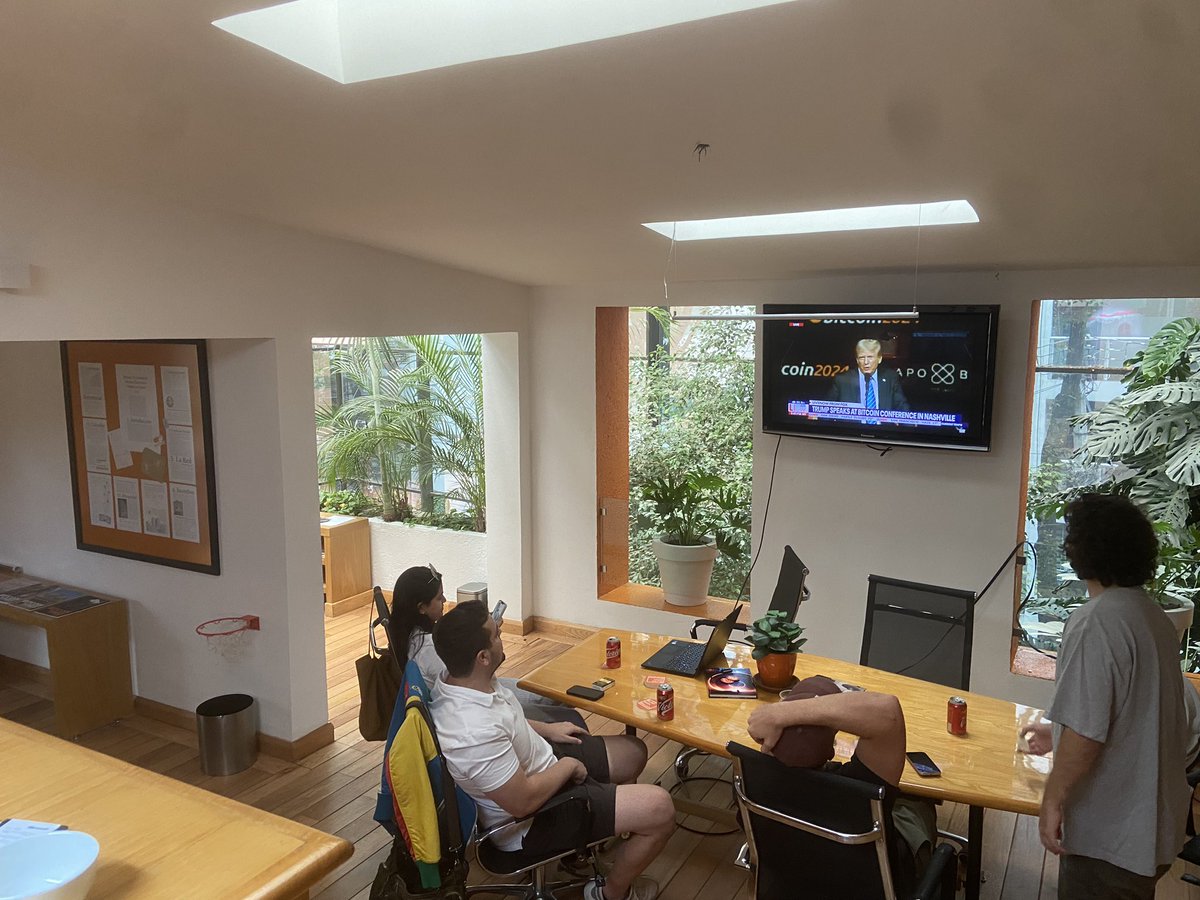 21CDMX's tweet photo. So cool to just sit back and watch the game theory play out at La Casa de Satoshi CDMX. Good time to remember that #Bitcoin is a neutral technology 😎🍿🧡 
@CepnikMaciej @maxsaidso @arturomillet97 @BuildwBitcoin @bitrefill @KardashevBTC @libdesatoshi @santiagovare1a https://t.co/J8OoBXImbm