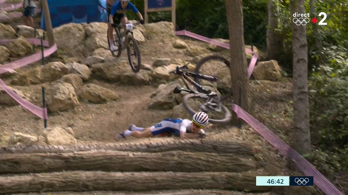 LeGruppetto's tweet image. GROSSE CHUTE DE LOANA LECOMTE ! A la lutte pour la médaille de bronze, la Française part à la faute et fait un soleil. #Paris2024