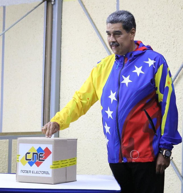 El candidato del Gran Polo Patriótico Nicolás Maduro ejerció su derecho al voto. 

#VotaPorLaPaz2024
<a href="/NicolasMaduro/">Nicolás Maduro</a>
 
<a href="/delcyrodriguezv/">Delcy Rodríguez</a>
 
<a href="/MagaGutierrezV/">Magaly Gutiérrez Viña</a>
 
<a href="/ConCiliaFlores/">Cilia Flores</a>