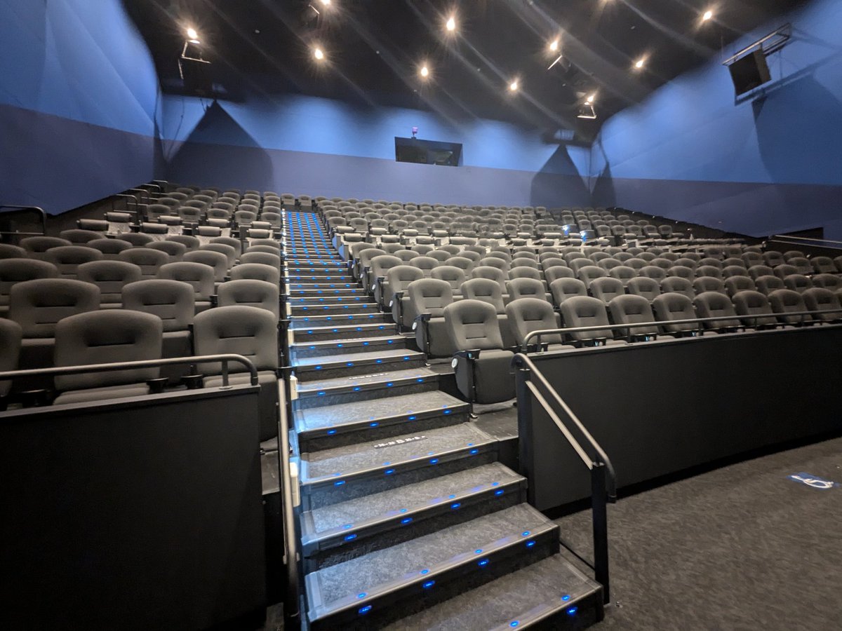 外国映画 400円コーナー 日本初上陸！話題の3面ワイドビューシアター