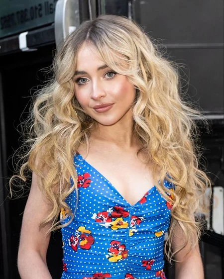 toowellbrina's tweet photo. save me sabrina carpenter with curly hair save me https://t.co/iXBH64JqvA