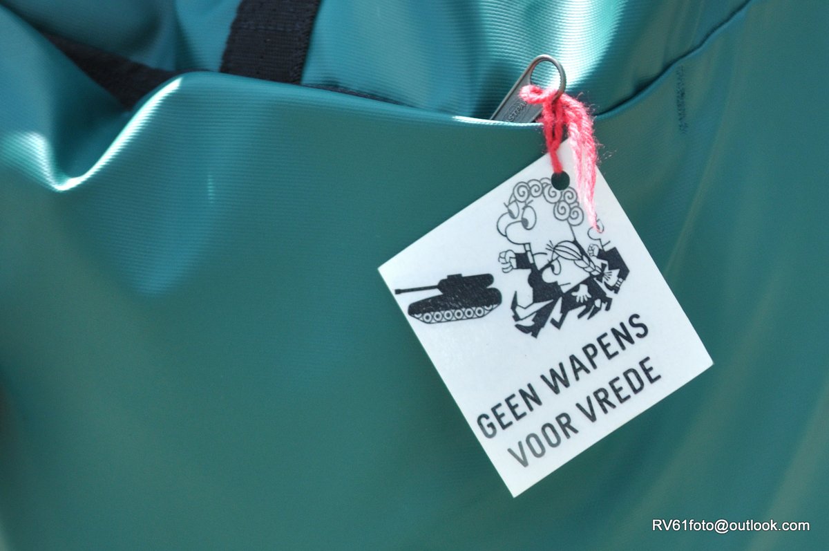 RV61FOTO's tweet photo. vrijheidsbehoud vereist weerbaarheid

vanaf de #Dam #vredesdemo   

#NietOnzeOorlog
#NotOurWar
#DoNotComply
#houjerugrecht
#noCBDC 
#steundeboeren
#coronamaatregelen
#disproportioneel
#debeleidsverantwoordelijkenhiervoorstraksnietvergeten https://t.co/qH47Qz7EOV