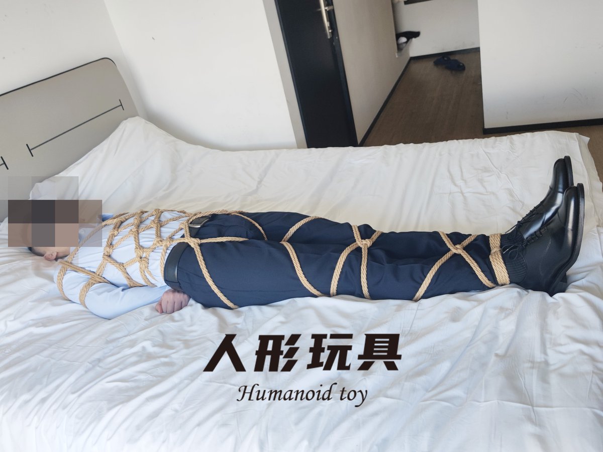 SNshengYY's tweet photo. 这���头开个房间还送玩具，而且没想到这玩具穿得如此正式真讨人喜欢，看来今晚不会无聊了，那让我先检查检查这个玩具的身体，然后零件是否齐全，功能是不是正常，还有没有存货可以使用。 https://t.co/spLTd1Qfkf