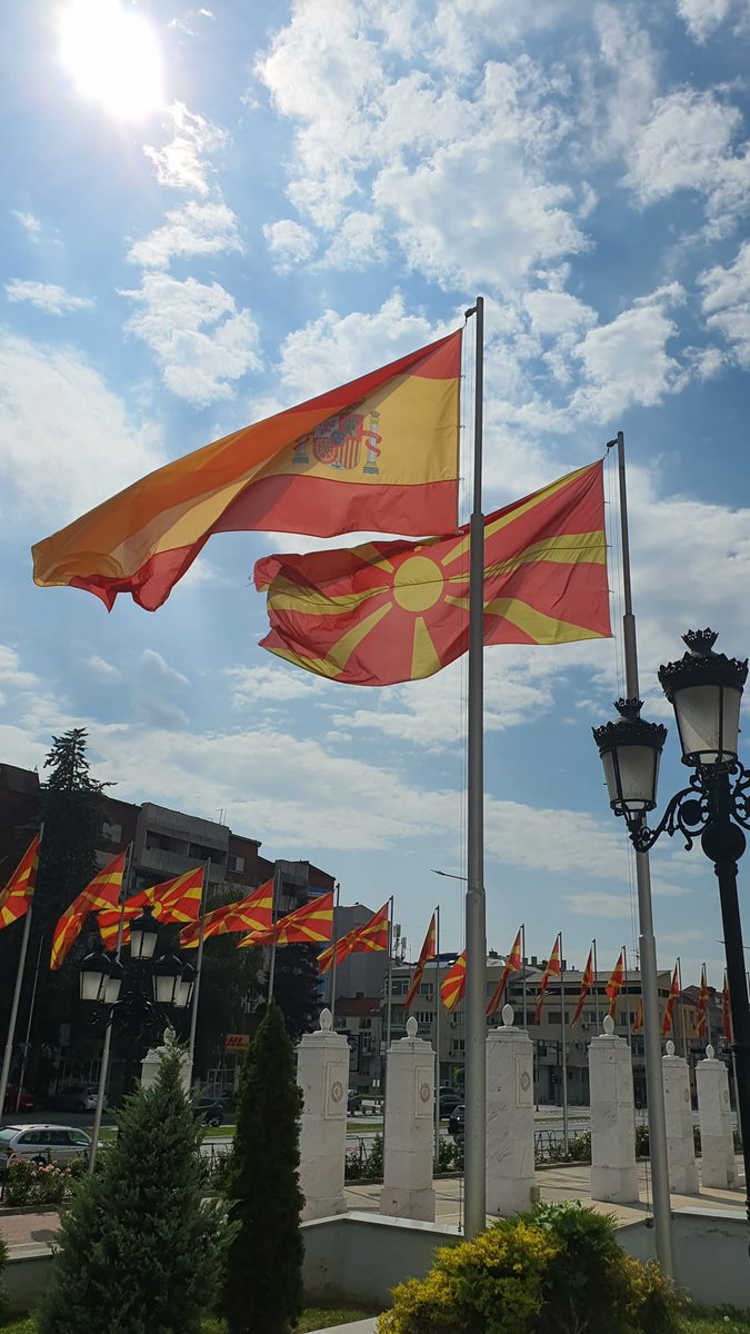 Hoy celebramos 30 años del establecimiento de relaciones bilaterales entre España y Macedonia del Norte. 

Денес славиме 30 години од воспоставувањето билатерални односи меѓу Шпанија и Северна Македонија.