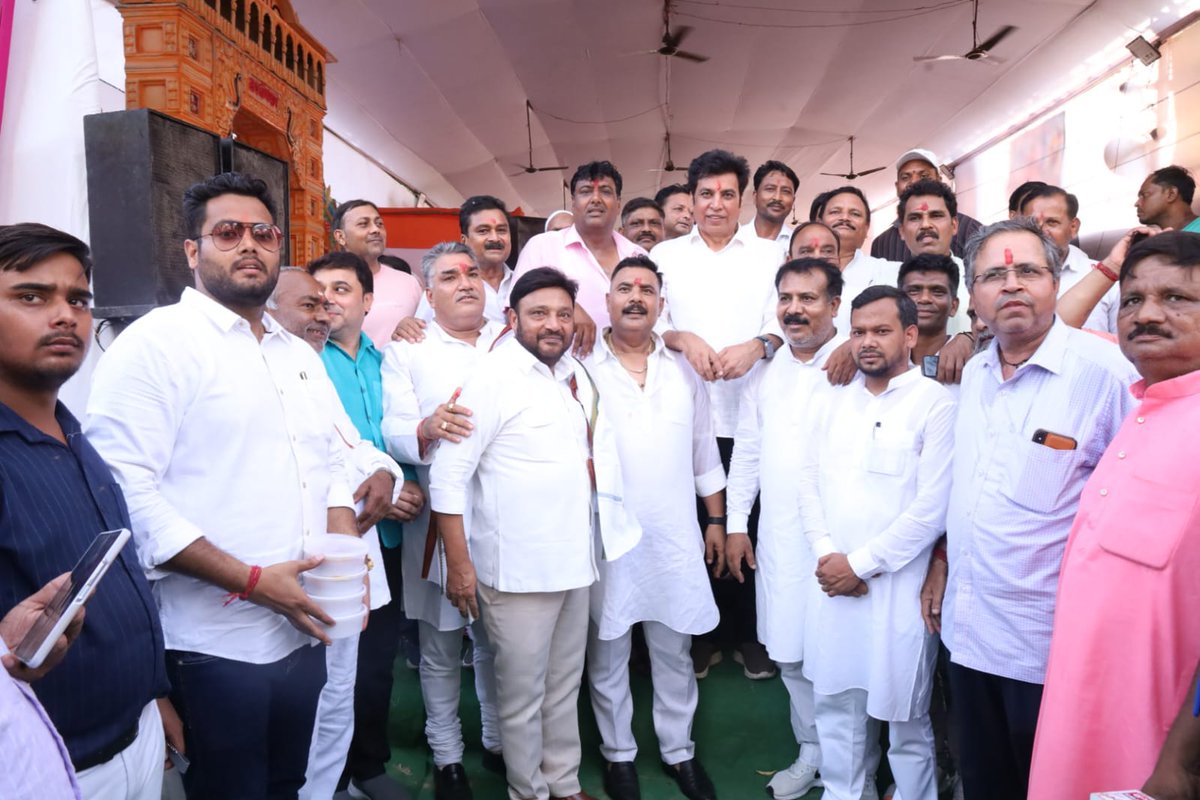 devendrayadvinc's tweet photo. 📍सीमापुरी विधानसभा, कांवड़ सेवा शिविर!

आज कांग्रेस कार्यकर्ताओं द्वारा आयोजित कांवड़ सेवा शिविर में जाकर सेवा का शुभ अवसर प्राप्त हुआ।

यह शिविर सामाजिक समरसता और एकता का परिचायक जहां सभी मिलकर भोले का स्वागत-सत्कार कर रहे हैं।

सभी कांवड़ यात्रियों को मंगलमय यात्रा की शुभकामनाएँ और सभी सेवादारों का अभिनंदन!