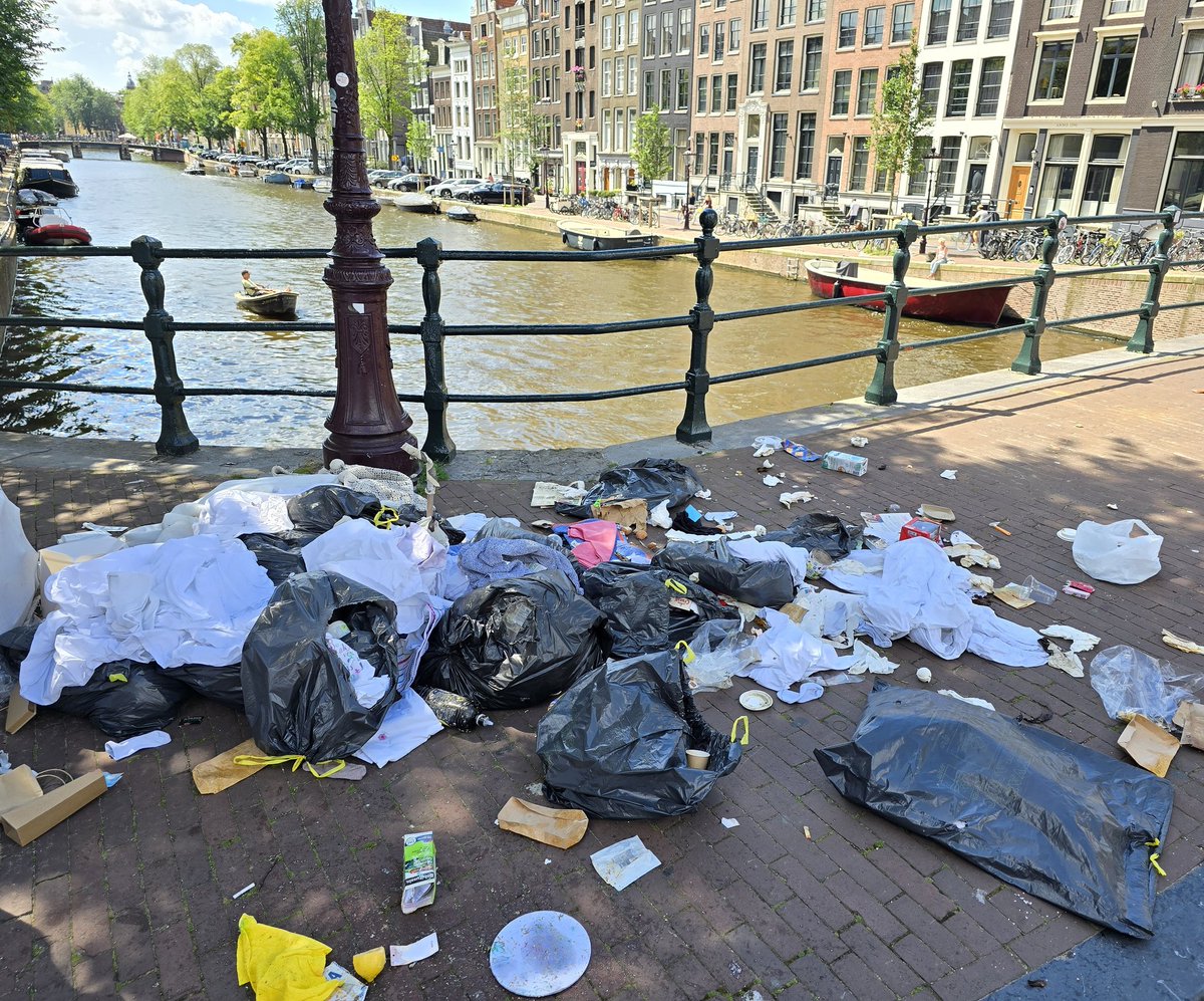 MarcelDellebeke's tweet image. #Amsterdam #centrum zondagochtend in 1 foto samengevat

NB 'n wagen van de #Gemeente, met achterop stalen kooi halfvol #vuilnis &amp;amp; 3 man in de cabine, reed hieraan 'gewoon' voorbij - typerend🤷‍♂️🙈

#vuilnisbelt #dumpzone #ongediertecultivering #beschamend 
#hahahandhaving
#HOPELOOS