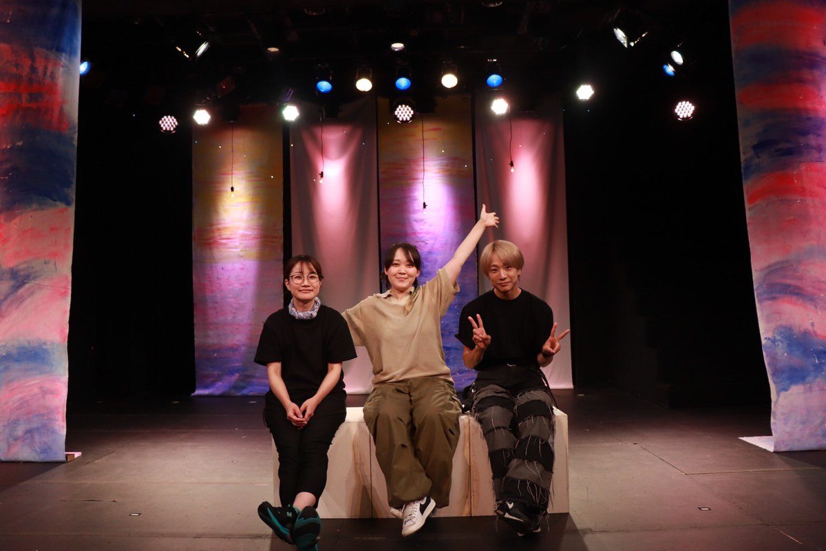 tsuguniph's tweet photo. #ひとりぼっちの夜 
企画監修&amp;舞台監督な星くん。この人がいないと始まらない、まとまらない！ルーナ様。

照明かしまさん。我々のステラでありビロォド！色をつけ灯りをつけては消す。

そしてわたしは…結局カミユか！今回はリイたちも居てくれて大変助かった！
劇場案内のみんなはシルベか���。笑 https://t.co/IT09ZnkKSs