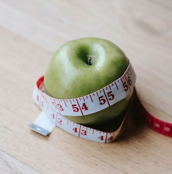 nootroplanet's tweet photo. Pourquoi les régimes échouent (et comment perdre du poids de manière durable)

1. Les régimes ne fonctionnent presque jamais

Les régimes sont rarement efficaces à long terme. Voici quelques statistiques clés :

Si l'obésité est inférieure à 1 %, les chances de retrouver un poids normal sont faibles.
Si l'obésité est très élevée, les chances tombent à moins de 0,5 %.

Seul environ 10 à 20 % des personnes obèses parviennent à perdre seulement 5 % de leur poids corporel. Jusqu'à 98 % des tentatives de perte de poids échouent après quelques années, avec un retour au poids initial. En clair, les méthodes habituelles ne donnent pas de résultats durables.

2. Manger moins et bouger plus : une solution souvent désastreuse

L'expérience Minnesota Starvation a démontré les effets négatifs des régimes restrictifs :

Déclin cognitif
Problèmes d'image corporelle
Diminution de la libido
Dépression et anxiété

Des participants ont même eu des comportements extrêmes pour satisfaire leur faim, comme fouiller les poubelles. Un autre exemple est The Biggest Loser : bien que les participants aient perdu du poids au début, la plupart ont repris plus de poids qu'auparavant, même après avoir continué à restreindre leur alimentation.

3. Pourquoi les tentatives de perte de poids échouent

Réduire son apport calorique peut temporairement « fonctionner », mais ce n'est pas une solution durable. Voici pourquoi :

Manger trop peu ralentit le métabolisme.
Manger trop entraîne une augmentation du métabolisme.

Le retour à une alimentation normale entraîne souvent une normalisation du poids. Les calories sont essentielles pour le fonctionnement à long terme du corps, et les vitamines et minéraux ne sont efficaces que lorsqu'ils sont accompagnés d'une quantité suffisante d'énergie. De plus, les études montrent que remplacer les glucides raffinés par des huiles végétales peut entraîner une perte de poids, malgré une consommation calorique équivalente. Les recherches animales confirment que l'obésité peut être induite par des changements alimentaires, indépendamment de l'apport calorique.

4. Pourquoi certaines personnes sont-elles naturellement minces ?

Une étude de 2022 a révélé que les personnes naturellement minces, sans effort particulier, mangeaient légèrement moins, étaient moins actives et avaient un meilleur métabolisme au repos, principalement en raison d'une augmentation des hormones thyroïdiennes.

Conclusion

Les régimes classiques échouent souvent car ils ne traitent pas les causes profondes de l'obésité et peuvent entraîner des effets néfastes sur la santé. Pour une perte de poids durable, il est essentiel d'adopter des approches plus équilibrées et de comprendre les mécanismes biologiques en jeu.