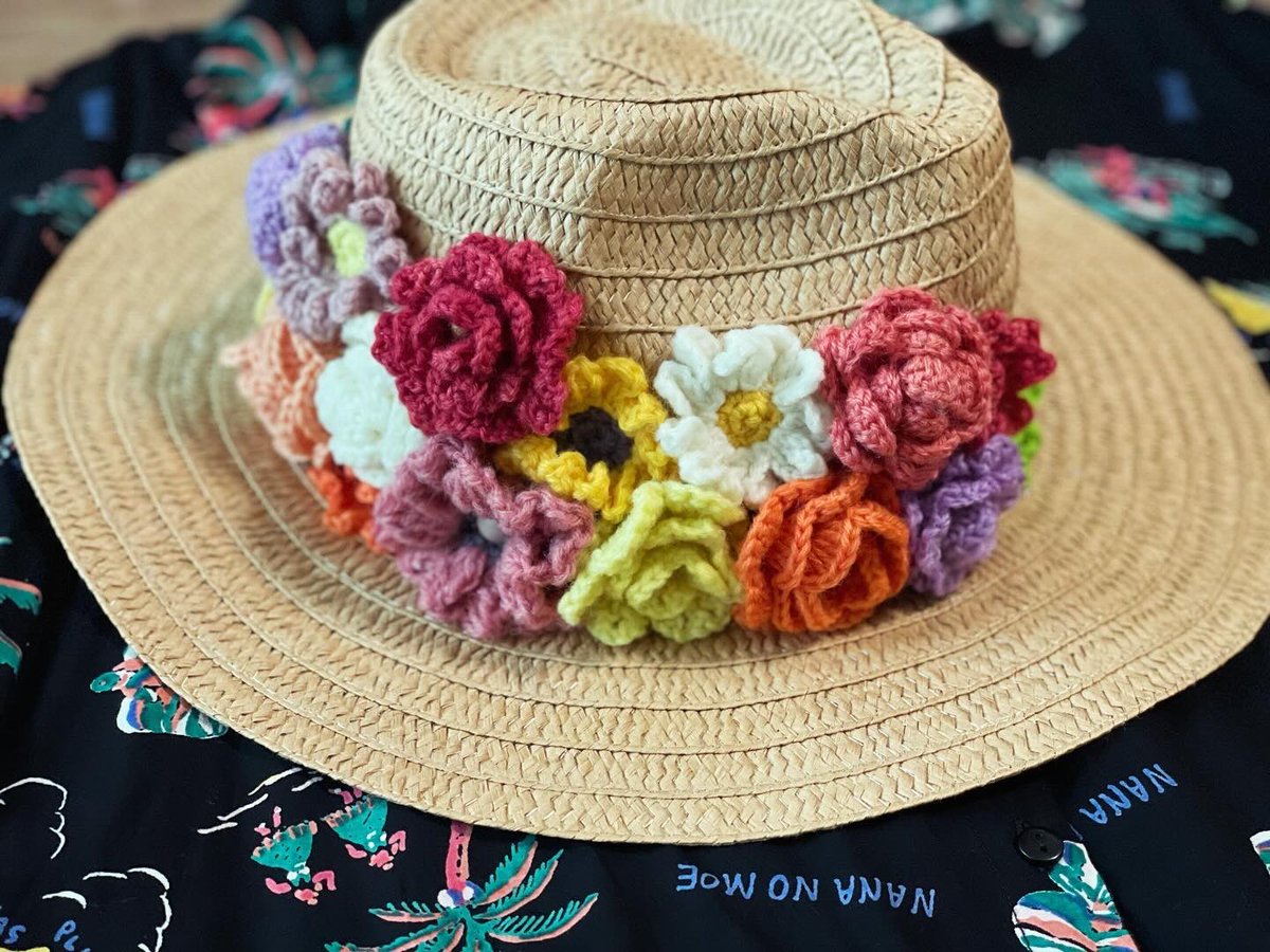 明日は <a href="/kotobldg/">西荻の“ことビル”</a> 西荻のことカフェでの癒しのモチーフ編みワークショップです😊

完成したてのクッションカバー、お花モリモリの帽子も持って行きますー🫶
明日も暑そうですが、涼しいカフェでのんびり編みませんか？🥰
手ぶらでふらりとお越しくださいね😘

#西荻窪 #編み物 #かぎ針編み