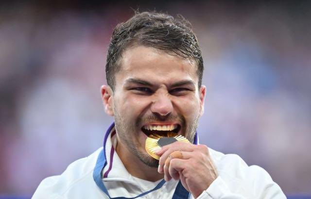 Il y a toutes ces déclarations bidons de politiques aigris sur #ceremoniedouverture …Et puis il y a cet homme, qui, par son humilité, son talent, son courage, son enthousiasme, rend tant de Tartuffes petits…