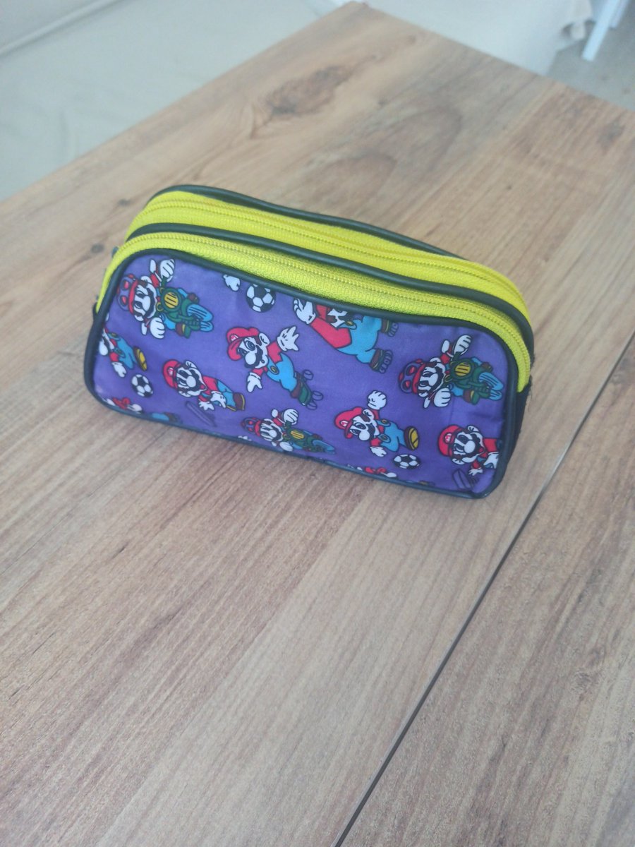 Ürünler mi daha dayanıklıydı biz mi daha dikkatli kullanıyorduk? 27 yıllık kalem kutusunu benden sonra oğlum kullanıyor.