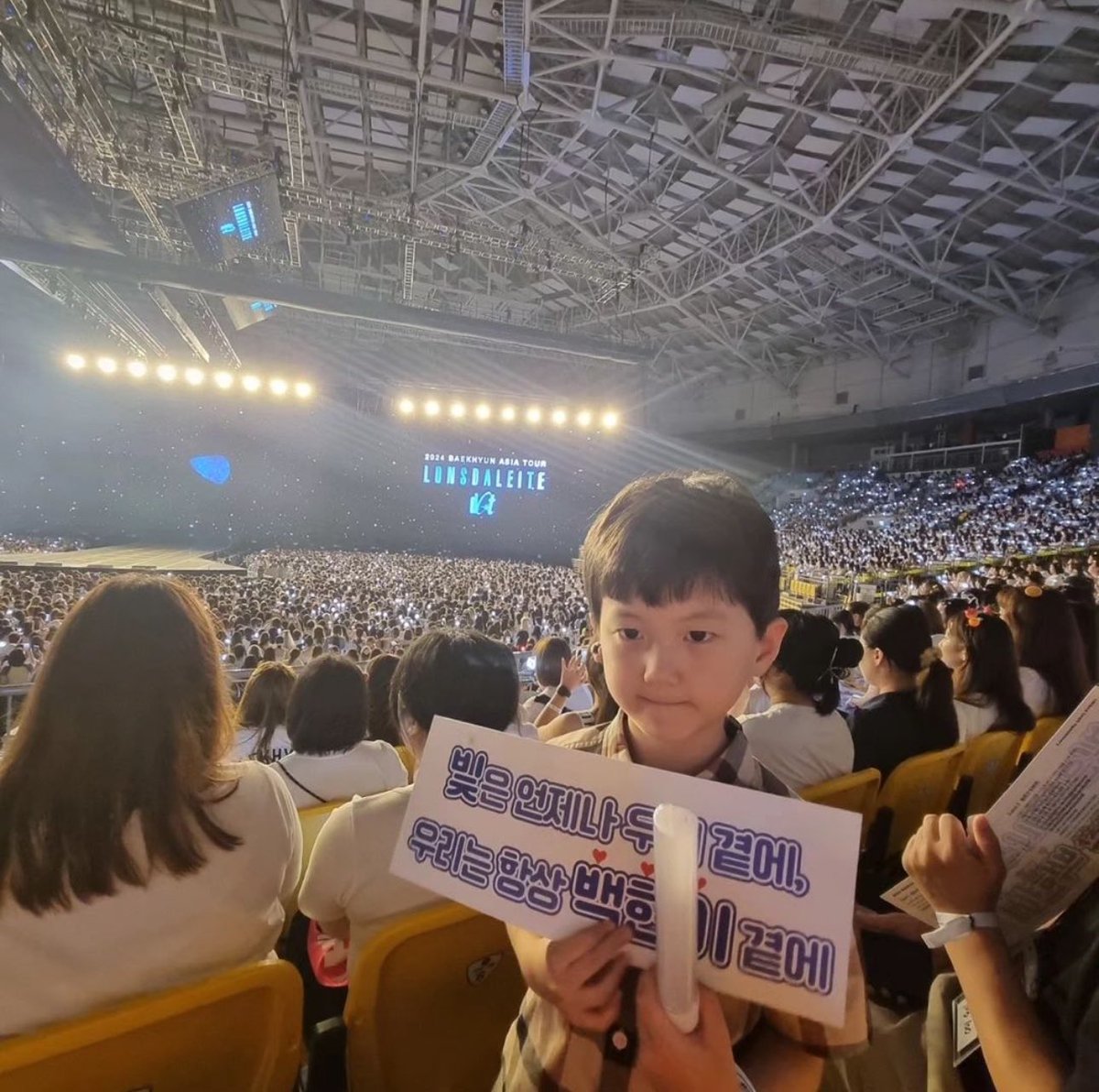 baekhyun's brother posted a photo of his nephew holding the hand banner of lonsdaleite dot on his instagram! so cute!! they went to the concert yesterday! 🤍